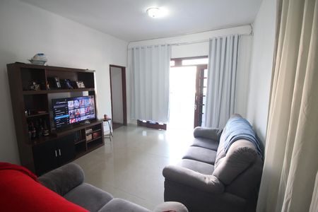 Sala de casa à venda com 2 quartos, 560m² em Glória, Belo Horizonte