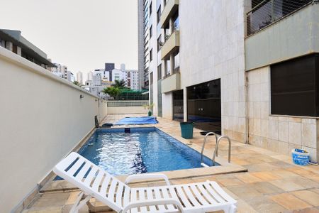 Apartamento para alugar com 320m², 4 quartos e 2 vagas Apartamento para alugar com 320m², 4 quartos e 2 vagasÁrea comum - Piscina