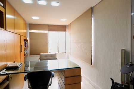 Apartamento para alugar com 320m², 4 quartos e 2 vagas Apartamento para alugar com 320m², 4 quartos e 2 vagasEscritório