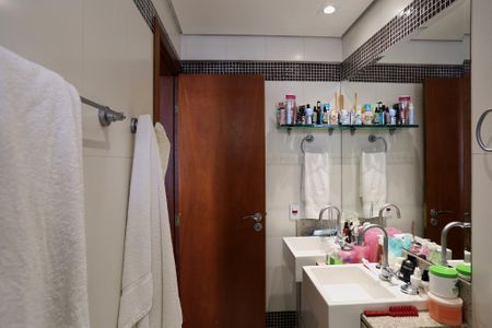 Apartamento para alugar com 320m², 4 quartos e 2 vagas Apartamento para alugar com 320m², 4 quartos e 2 vagasBanheiro da Suíte