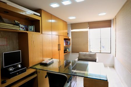 Apartamento para alugar com 320m², 4 quartos e 2 vagas Apartamento para alugar com 320m², 4 quartos e 2 vagasEscritório