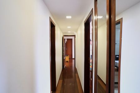 Apartamento para alugar com 320m², 4 quartos e 2 vagas Apartamento para alugar com 320m², 4 quartos e 2 vagasCorredor