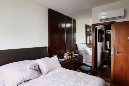 Apartamento para alugar com 320m², 4 quartos e 2 vagas Apartamento para alugar com 320m², 4 quartos e 2 vagasSuíte