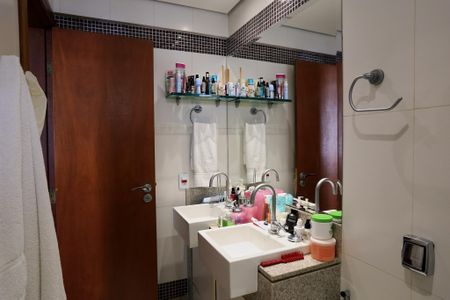 Apartamento para alugar com 320m², 4 quartos e 2 vagas Apartamento para alugar com 320m², 4 quartos e 2 vagasBanheiro da Suíte