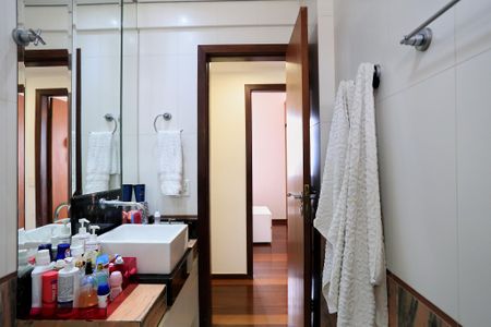 Apartamento para alugar com 320m², 4 quartos e 2 vagas Apartamento para alugar com 320m², 4 quartos e 2 vagasBanheiro