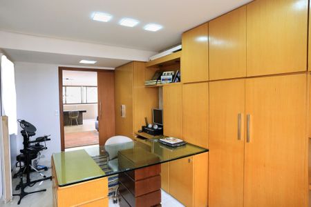 Apartamento para alugar com 320m², 4 quartos e 2 vagas Apartamento para alugar com 320m², 4 quartos e 2 vagasEscritório