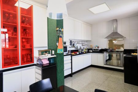 Apartamento para alugar com 320m², 4 quartos e 2 vagas Apartamento para alugar com 320m², 4 quartos e 2 vagasCozinha