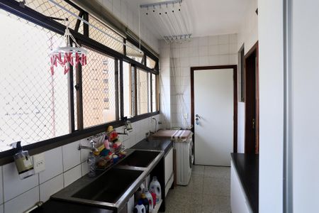 Apartamento para alugar com 320m², 4 quartos e 2 vagas Apartamento para alugar com 320m², 4 quartos e 2 vagasÁrea de Serviço