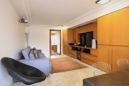 Apartamento para alugar com 320m², 4 quartos e 2 vagas Apartamento para alugar com 320m², 4 quartos e 2 vagasSala de TV