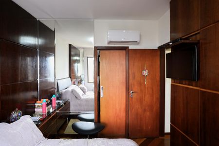 Apartamento para alugar com 320m², 4 quartos e 2 vagas Apartamento para alugar com 320m², 4 quartos e 2 vagasSuíte