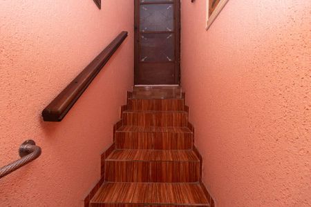 Casa à venda com 250m², 6 quartos e 2 vagasEscada