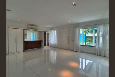 Casa de condomínio para alugar com 360m², 4 quartos e 2 vagas