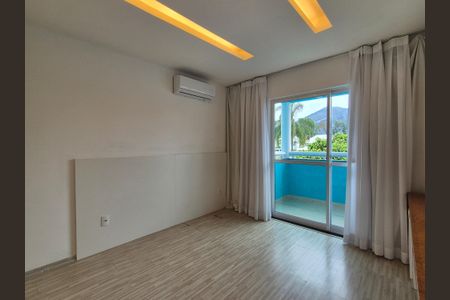 Casa de condomínio para alugar com 360m², 4 quartos e 2 vagas