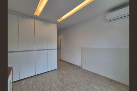 Casa de condomínio para alugar com 360m², 4 quartos e 2 vagas