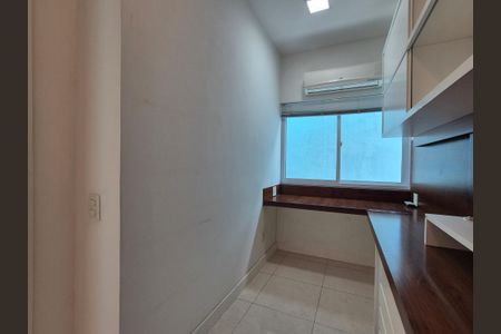 Casa de condomínio para alugar com 360m², 4 quartos e 2 vagas