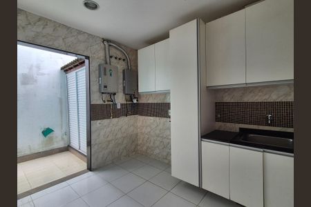 Casa de condomínio para alugar com 360m², 4 quartos e 2 vagas