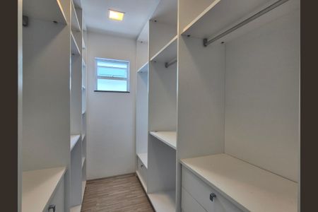 Casa de condomínio para alugar com 360m², 4 quartos e 2 vagas