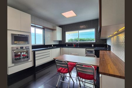 Casa de condomínio para alugar com 360m², 4 quartos e 2 vagas