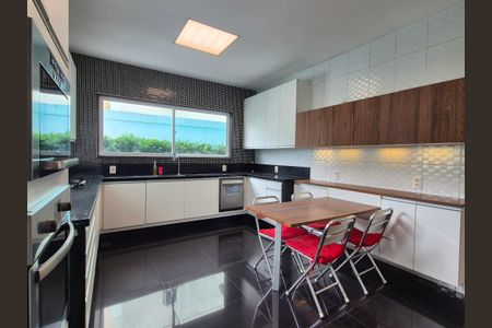 Casa de condomínio para alugar com 360m², 4 quartos e 2 vagas