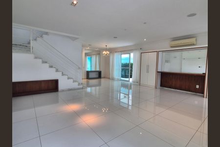 Casa de condomínio para alugar com 360m², 4 quartos e 2 vagas