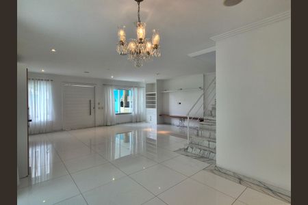 Casa de condomínio para alugar com 360m², 4 quartos e 2 vagas