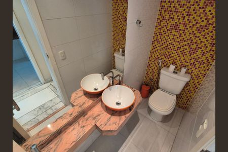 Casa de condomínio para alugar com 360m², 4 quartos e 2 vagas