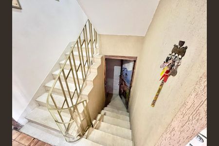 Casa à venda com 120m², 5 quartos e 4 vagasEscada P/ Garagem