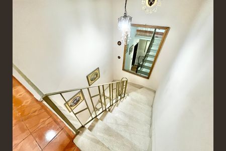 Casa à venda com 120m², 5 quartos e 4 vagasEscada