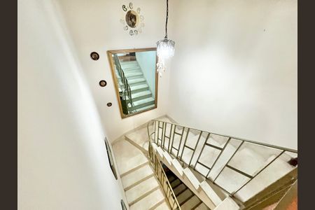 Casa à venda com 120m², 5 quartos e 4 vagasEscada