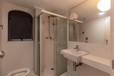 Apartamento à venda com 266m², 4 quartos e 4 vagasBanheiro da Suíte 2