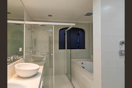 Apartamento à venda com 266m², 4 quartos e 4 vagasBanheiro da Suíte 4