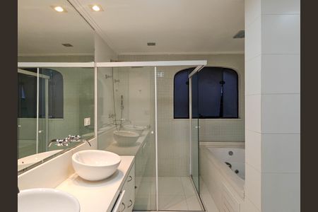 Apartamento à venda com 266m², 4 quartos e 4 vagasBanheiro da Suíte 4