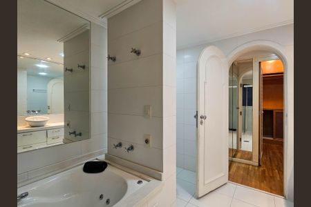 Apartamento à venda com 266m², 4 quartos e 4 vagasBanheiro da Suíte 4