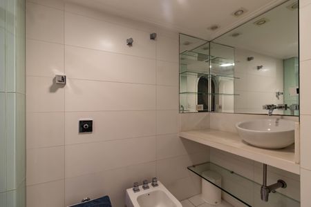 Apartamento à venda com 266m², 4 quartos e 4 vagasBanheiro da Suíte 1