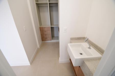 Banheiro de kitnet/studio para alugar com 1 quarto, 44m² em Centro, Campinas