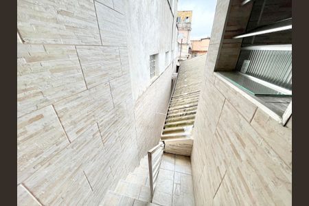 Casa para alugar com 98m², 2 quartos e 2 vagasEscada