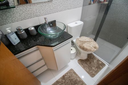 BANHEIRO DA SUÍTE 1 de casa de condomínio para alugar com 2 quartos, 88m² em Casa Verde Média, São Paulo