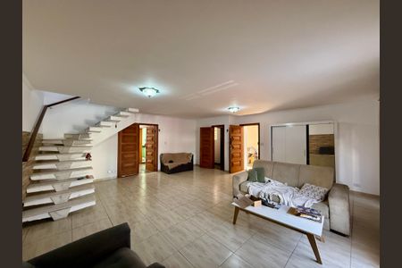 Casa à venda com 218m², 3 quartos e 3 vagasSala