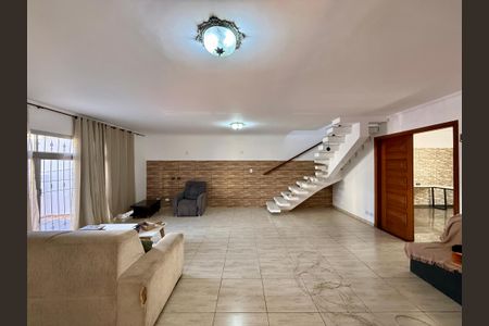 Casa à venda com 218m², 3 quartos e 3 vagasSala
