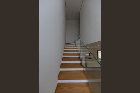 Casa de condomínio à venda com 144m², 3 quartos e 2 vagasEscada de acesso 