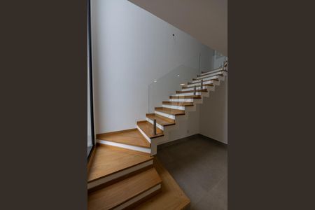 Casa de condomínio à venda com 144m², 3 quartos e 2 vagasEscada de acesso 