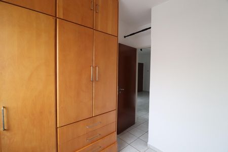 Quarto 1 de apartamento para alugar com 2 quartos, 42m² em Santa Mônica, Uberlândia