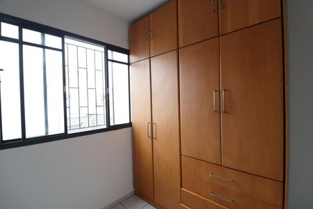 Quarto 1 de apartamento para alugar com 2 quartos, 42m² em Santa Mônica, Uberlândia