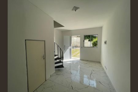 Casa de condomínio para alugar com 61m², 2 quartos e 2 vagasSala