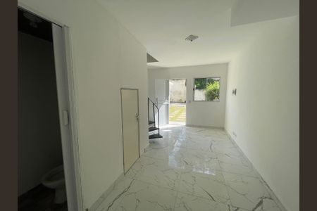 Casa de condomínio para alugar com 61m², 2 quartos e 2 vagasSala