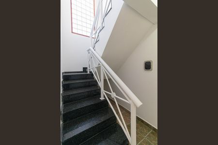 Casa à venda com 163m², 2 quartos e 2 vagas Casa à venda com 163m², 2 quartos e 2 vagasEscada