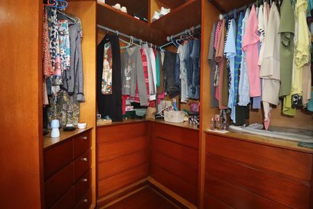 Casa à venda com 380m², 3 quartos e 7 vagasCloset Quarto 1 suíte 