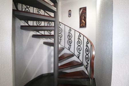 Casa à venda com 380m², 3 quartos e 7 vagasEscada mezanino 