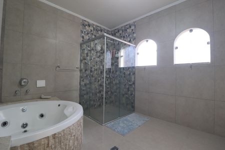 Casa à venda com 380m², 3 quartos e 7 vagasBanheiro Quarto 1 suíte 