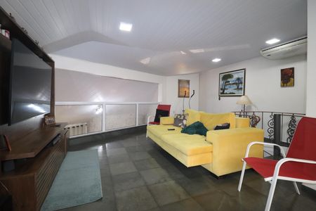 Casa à venda com 380m², 3 quartos e 7 vagasMezanino - Sala de tv
